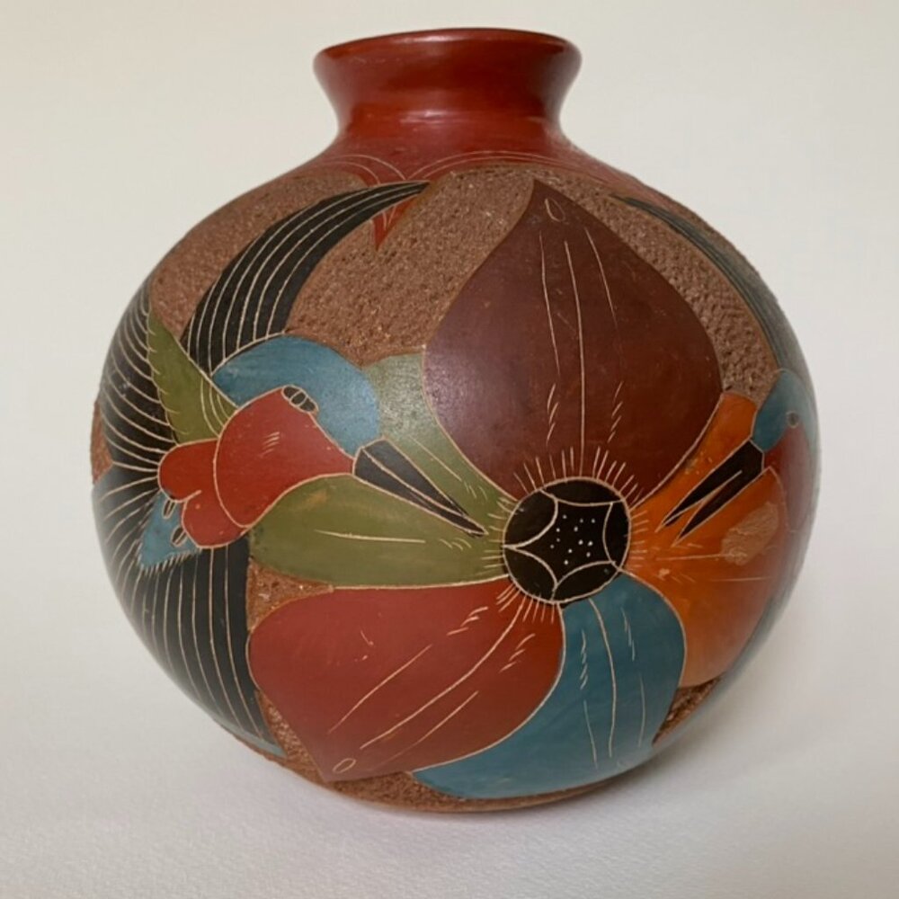 Ceramic vase, by Nicaraguan artist, Roger Calero